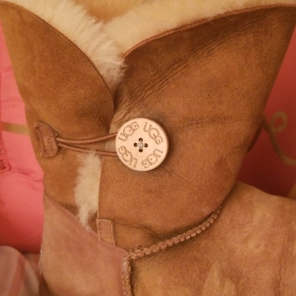 UGG BAILEY BUTTON CHESTNUT - Picture 2 of 5